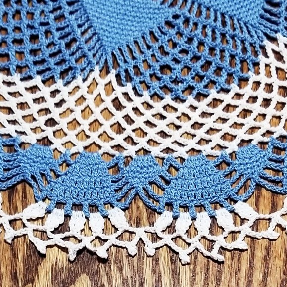 New Hand Crafted Comets Tail 16 1/2" Delft & White Doily - Picture 3 of 3